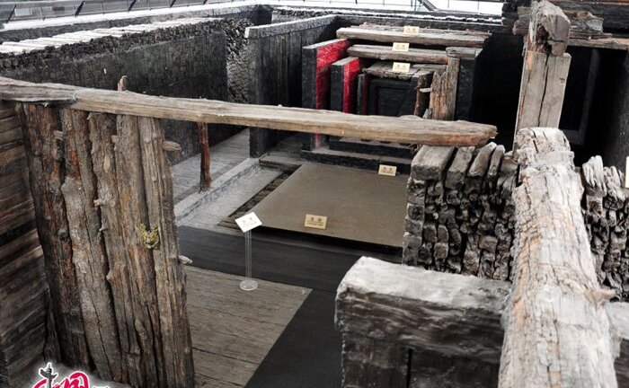 Bí hiểm lâu đài gỗ khổng lồ ẩn trong những gò đất giữa cánh đồng Hải Dương