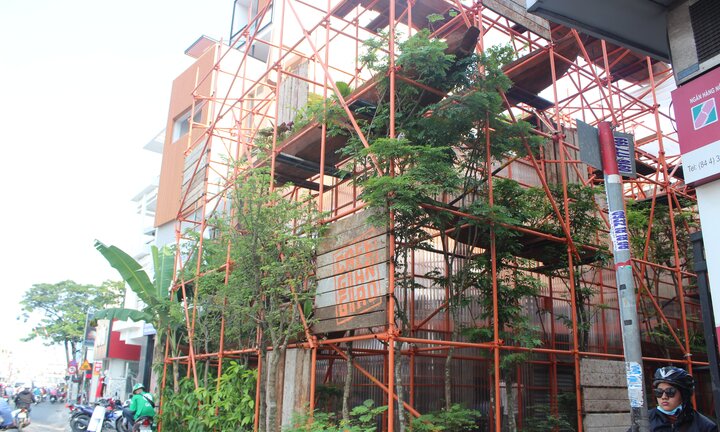 Quán cà phê độc đáo được làm từ giàn giáo và vật liệu cũ ở Sài Gòn