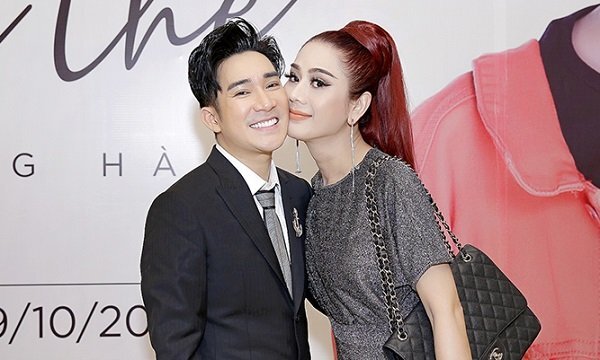 Vắng chồng, Lâm Khánh Chi thân mật bên Quang Hà