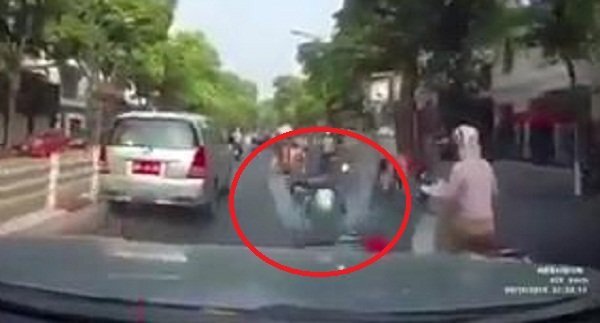 Bi hài clip ninja Lead bị ô tô đâm từ phía sau, suýt ngã ngửa trên phố