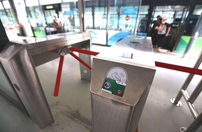 Video: Người Hà Nội quẹt thẻ thông minh để lên xe buýt BRT