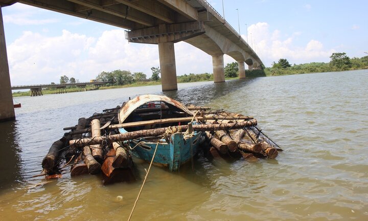 Bị công an truy đuổi, 2 kẻ buôn gỗ lậu ‘bỏ của chạy lấy người’