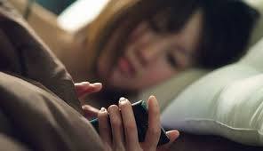 Bị phạt 3 tháng tù vì xem điện thoại của chồng không xin phép