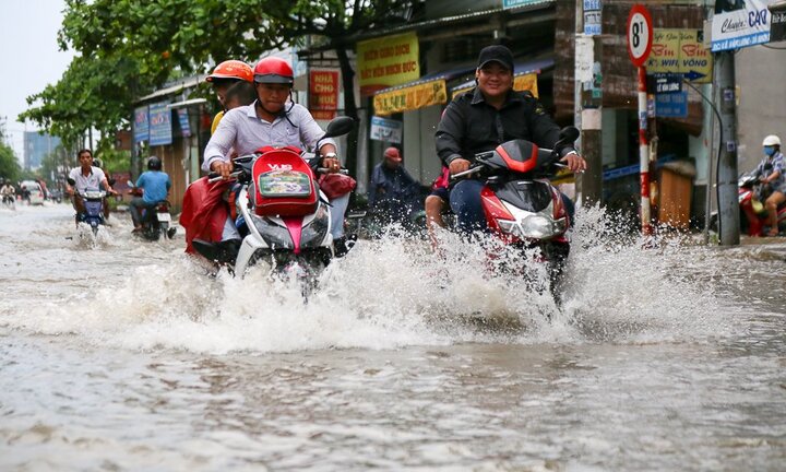 Video: Triều cường đạt đỉnh, người Sài Gòn ăn cơm giữa dòng nước ngập