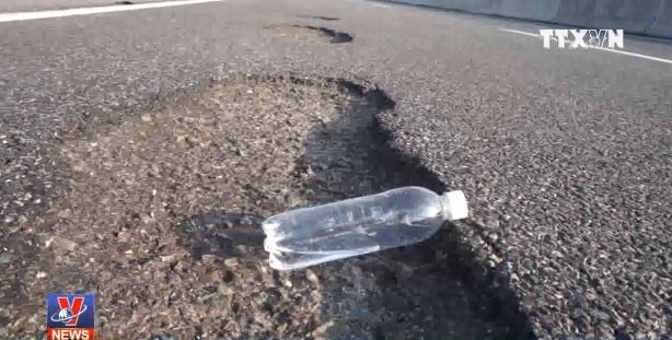 Clip: Cận cảnh cao tốc ngàn tỷ Đà Nẵng - Quảng Ngãi chi chít ổ gà sau khai thác 1 tháng