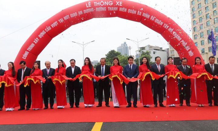 Video: Thông xe cầu vượt hơn 300 tỷ đồng ở Hà Nội