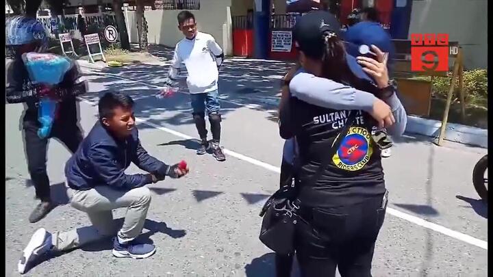 Clip: Bạn trai cầu hôn theo kiểu chẳng giống ai, cô gái khóc hết nước mắt