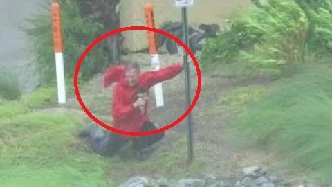 Clip: Phóng viên Mỹ suýt bị gió thổi bay trong siêu bão 'quái vật' Michael