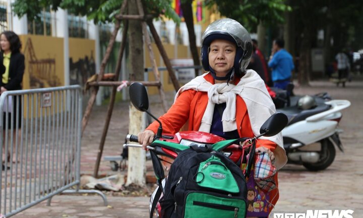 Video: Người Hà Nội mặc áo ấm ra đường trong tiết trời gió mùa