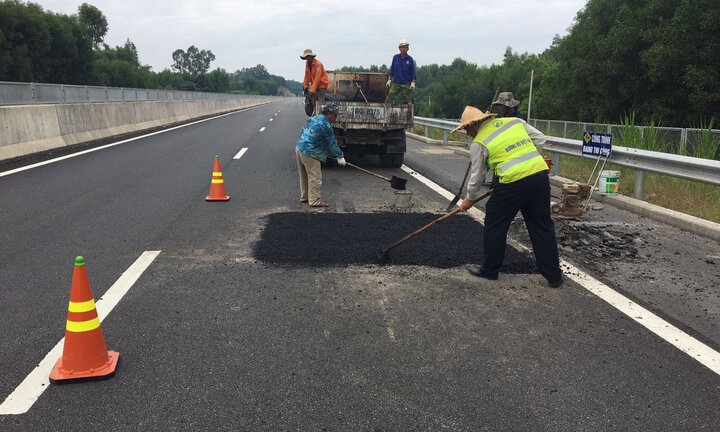 Bộ trưởng Giao thông: 'Cao tốc gần 35.000 tỷ đồng chi chít ổ gà do chất lượng thi công'