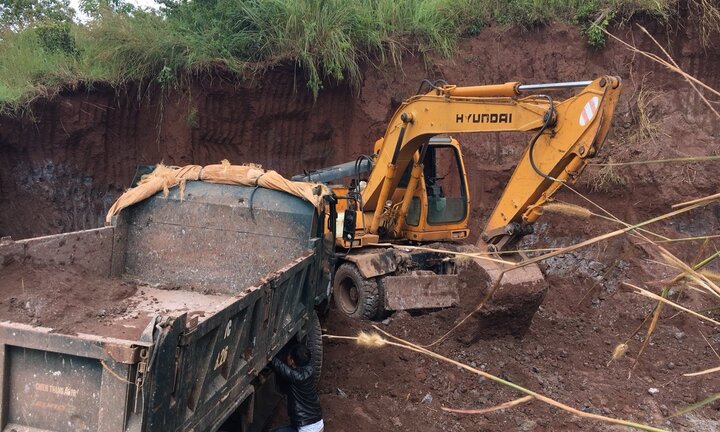 Triệu tập nguyên trưởng công an xã khai thác đất trái phép ở Đắk Lắk