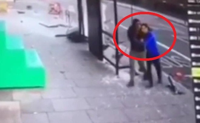 Clip: Thoát chết sau tai nạn kinh hoàng, 2 người đàn ông hoảng loạn ôm chặt nhau