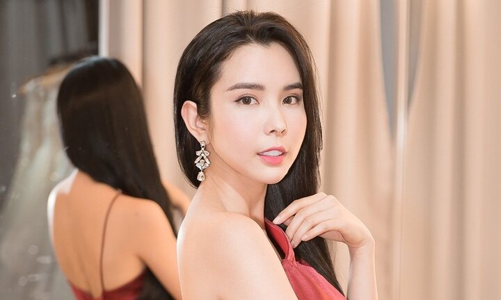 Á khôi Huỳnh Vy mang 40 bộ trang phục sang Phillippines thi nhan sắc