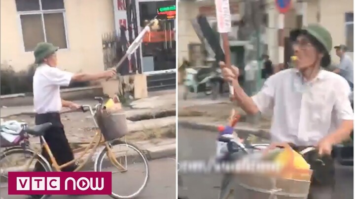 Clip: Cụ ông thổi còi, giơ dao phay để... xin sang đường