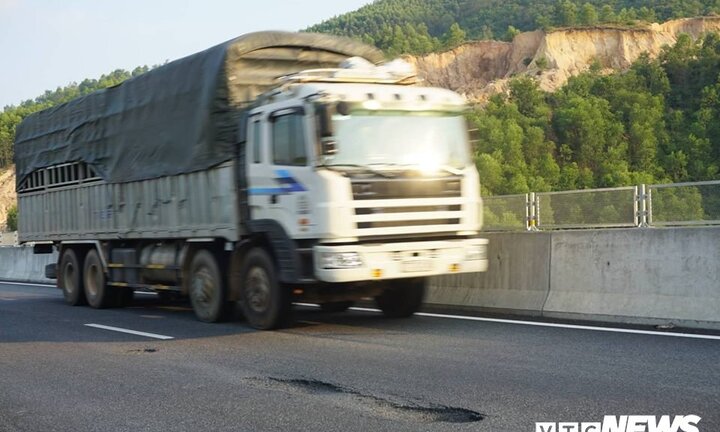 Cao tốc 35.000 tỷ đồng ổ gà chi chít: Có hiện tượng 'nghiệm thu trên giấy'?