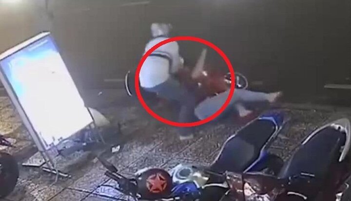 Clip: Gã đàn ông đánh người phụ nữ ngã gục trong đêm mưa gió gây phẫn nộ