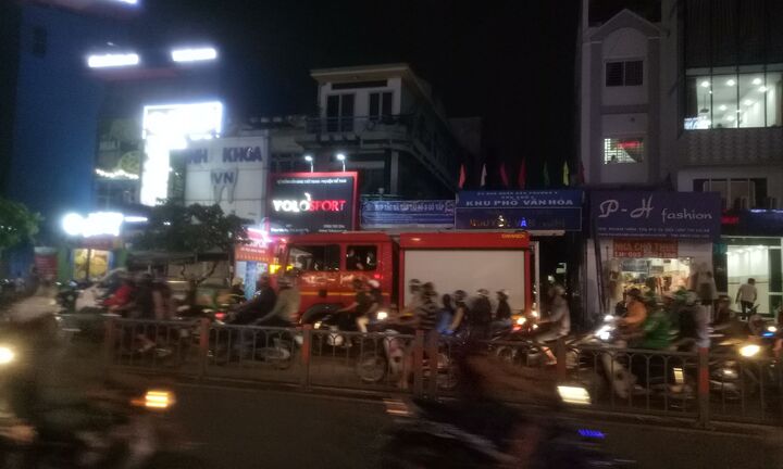 Hàng chục người tháo chạy khi ngôi nhà 4 tầng ở TP.HCM bốc cháy