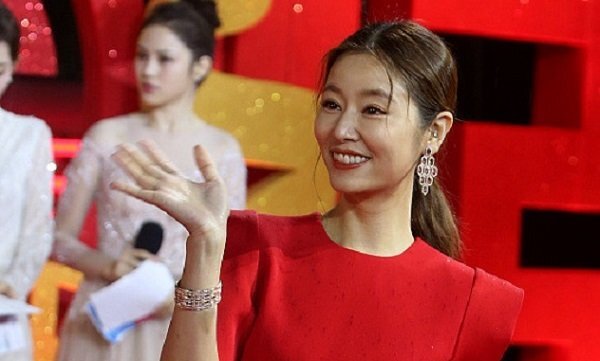 Lâm Tâm Như trẻ trung trên thảm đỏ sau khi bị chê nhan sắc già nua