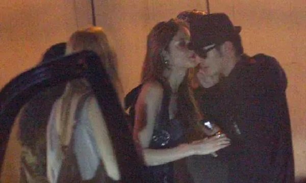 Huỳnh Hiểu Minh lộ ảnh thân mật với chân dài ngoại quốc trong lúc Angela Baby chăm con một mình