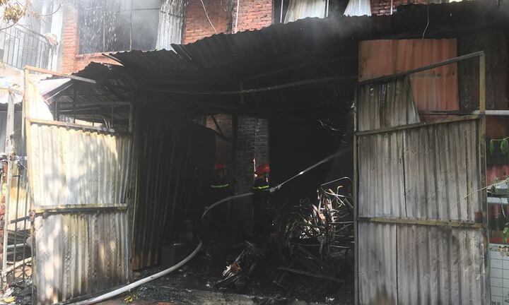 Video: Hiện trường cháy xưởng sản xuất sofa lan sang 2 nhà dân, 4 người thoát chết ở Hà Nội