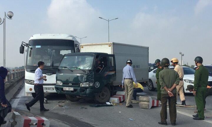 Video: 6 ô tô đâm nhau liên hoàn, nghìn người tắc cứng trên cầu Thanh Trì