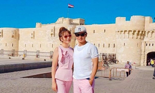 Vợ chồng Lý Hải - Minh Hà diện đồ đôi trẻ trung đi du lịch Ai Cập