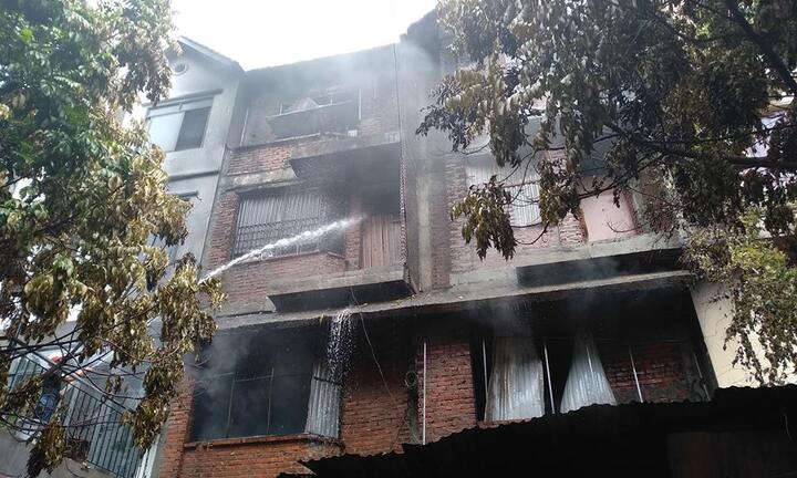 Cháy xưởng sản xuất ghế sofa rồi lan sang nhà dân ở Hà Nội: Đưa thi thể 1 nạn nhân ra ngoài