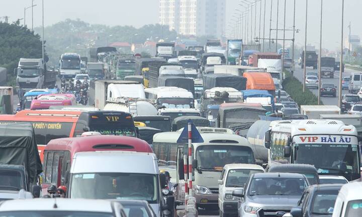 6 xe ô tô tông liên hoàn, nghìn phương tiện chôn chân trên cầu Thanh Trì, Hà Nội