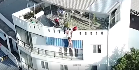 Video: Khống chế du khách nước ngoài khoả thân đòi nhảy từ tầng 4 xuống đất