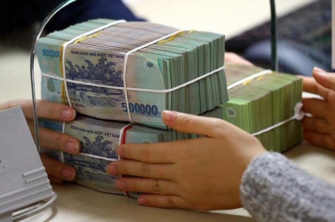 Ngân hàng quốc doanh tăng mạnh lãi suất, nên gửi tiền vào đâu?