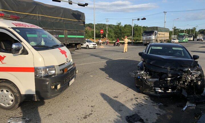 Mazda 6 tông xe cấp cứu chở bệnh nhân ung thư, nữ y tá văng khỏi cửa