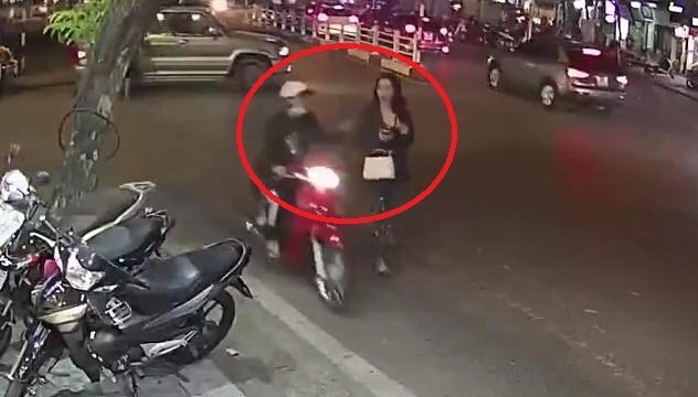 Clip: Cướp chạy xe máy giật điện thoại của cô gái đi bộ trên phố Hà Nội