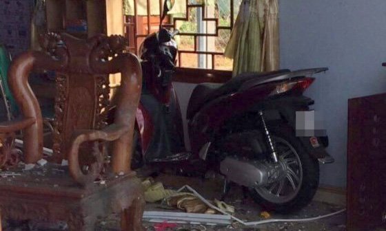 Nghi có kẻ ném mìn nhà chủ tịch xã ở Nghệ An