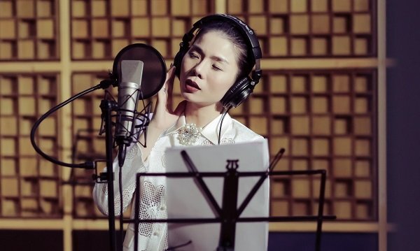 Lệ Quyên ăn ngủ suốt nhiều tuần tại phòng thu chuẩn bị cho dự án âm nhạc