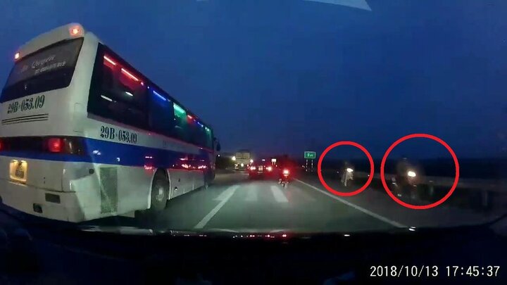 Clip: Xe máy lũ lượt đi ngược chiều trên cao tốc Hà Nội - Bắc Giang