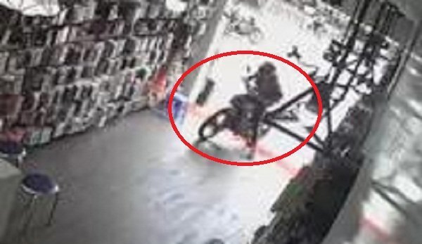 Clip: 'Ninja Wave' phi hẳn xe vào cửa hàng khiến chủ quán khiếp vía