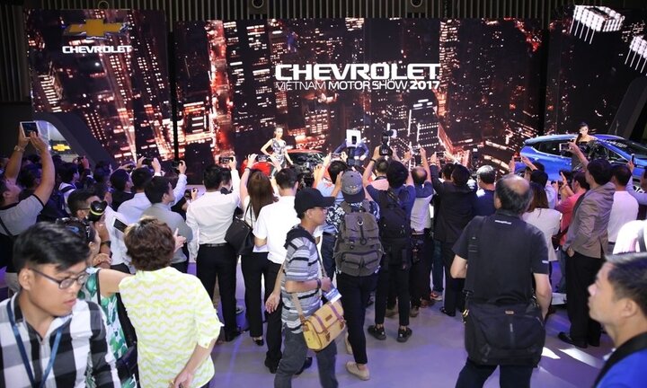 Nhiều hãng bung hàng dịp cuối năm, thị trường ô tô bắt đầu sôi động