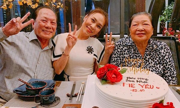 Mỹ Tâm trẻ trung, cực đáng yêu khi cùng đại gia đình tổ chức sinh nhật cho mẹ