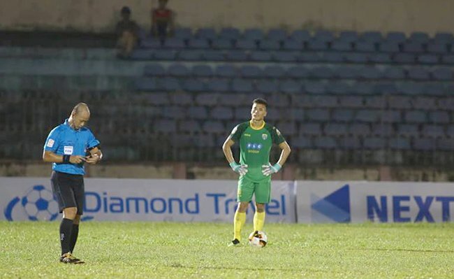 Bùi Tiến Dũng sai lầm: Đừng đùa với HLV Park Hang Seo