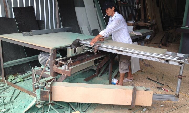 Anh thợ mộc sáng chế máy cưa hai lưỡi