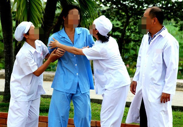 28 tuổi không chịu lấy chồng, cô gái bị hỏi nhiều đến mức nổi điên, liên tục đòi chết