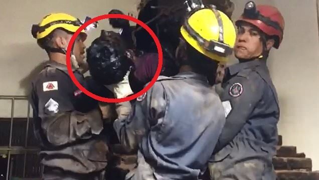 Clip: Chui ống khói đột nhập nhà hàng, trộm mắc kẹt phải cầu cứu cảnh sát