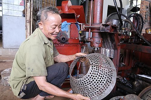 Ông lão sửa xe chế tạo hàng loạt máy nông nghiệp