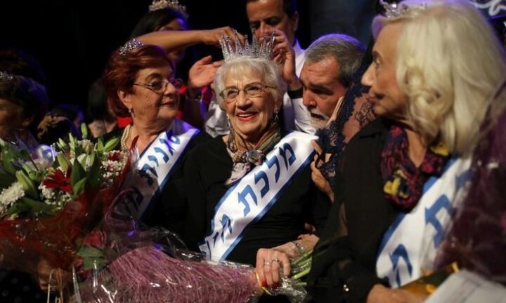 Video: Khoảnh khắc cụ bà 93 tuổi bước lên bục nhận vương miện hoa hậu