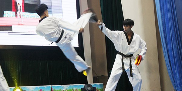 Ảnh: Sinh viên cảnh sát bay cao hạ mục tiêu trong chớp mắt