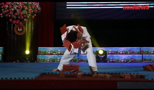 Video: Xem học viên Học viện Cảnh sát biểu diễn dùng đầu đập nát gạch