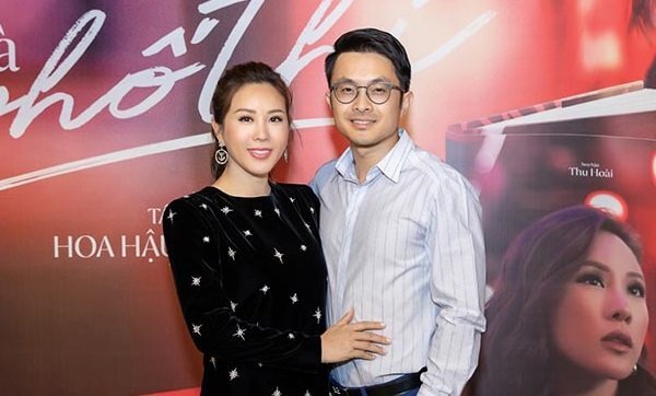 Bạn trai kém tuổi tình tứ ôm hôn Hoa hậu Thu Hoài