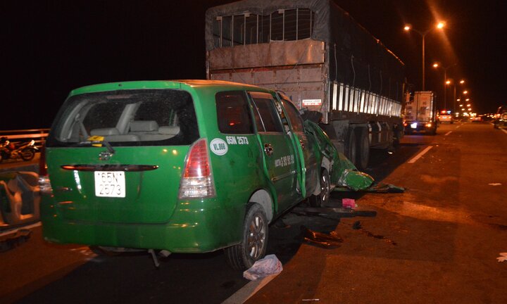 Taxi tông xe tải đang đậu trên cầu Cần Thơ, 3 người thiệt mạng