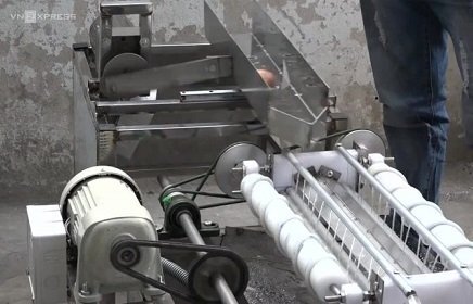 Chàng sinh viên chế tạo máy bóc vỏ trứng