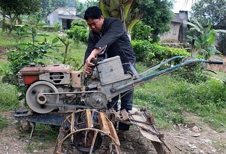 Anh nông dân người Tày chế máy bừa điều khiển từ xa